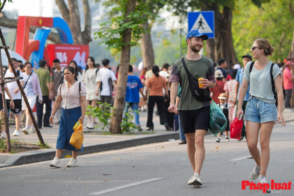 Trong dịp nghỉ lễ, phố đi bộ hồ Hoàn Kiếm và các tuyến phố đi bộ khu phố cổ Hà Nội hoạt động liên tục phục vụ người dân và du khách. Ảnh: Khánh Huy
