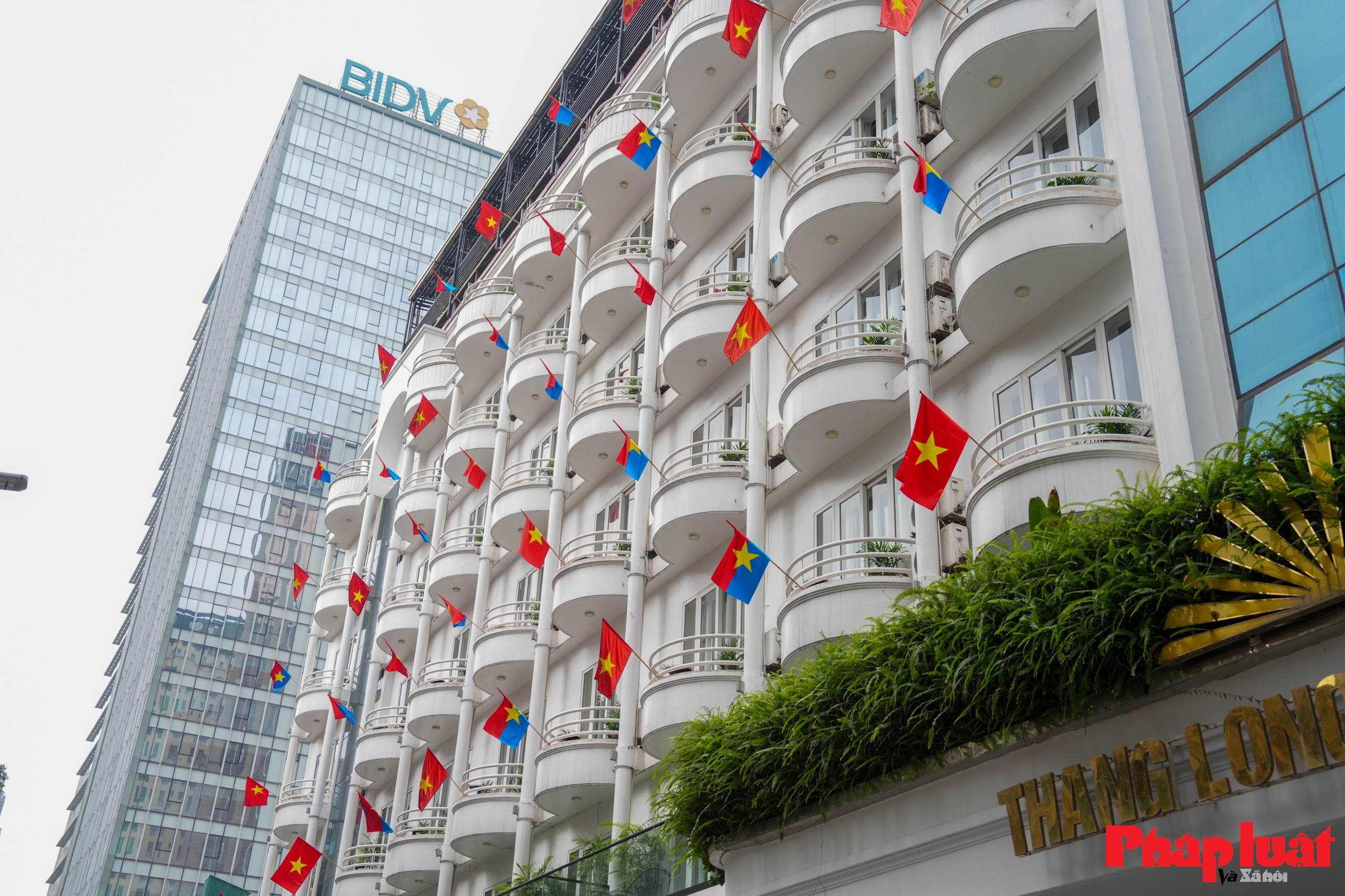 Hà Nội những ngày rợp bóng cờ Tổ quốc