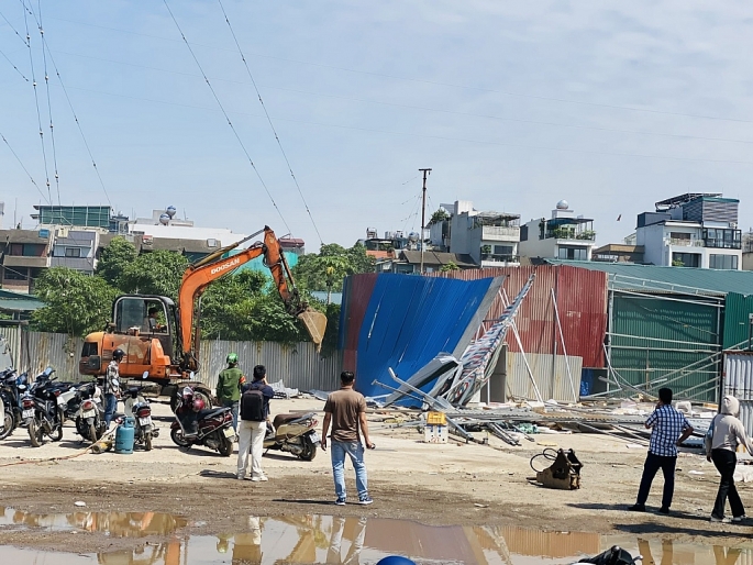 Lực lượng chức năng xã Tân Triều cưỡng chế phá dỡ công trình nhà kho vi phạm.