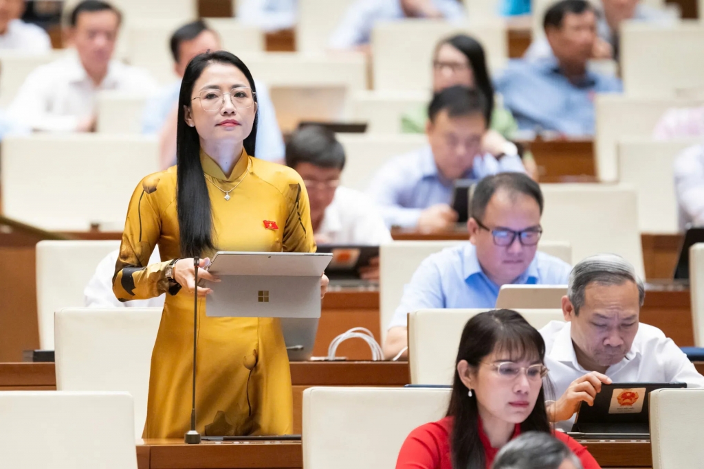 Các đại biểu Quốc hội tham gia thảo luận tại hội trường trong tuần làm việc đầu tiên của Kỳ họp thứ 9, Ảnh: Quochoi.vn