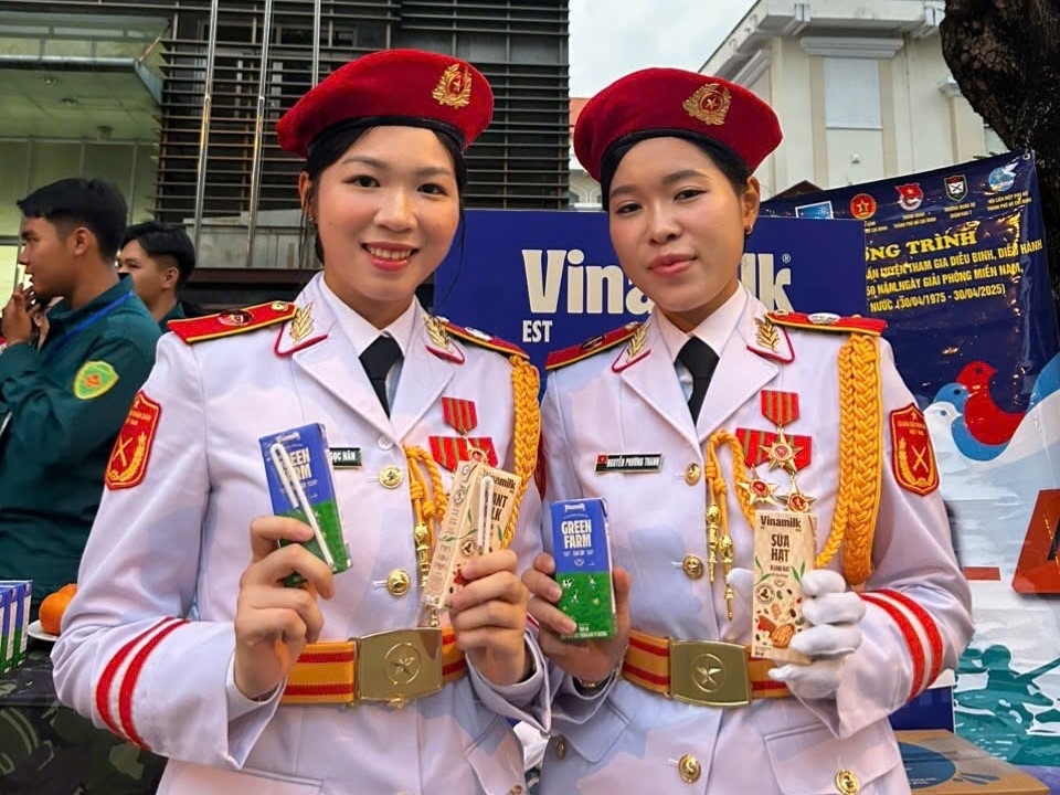 Các chiến sĩ thích thú khi thử sản phẩm mới của Vinamilk là sữa tươi Green Farm rất ít đường và sữa 9 hạt Vinamilk