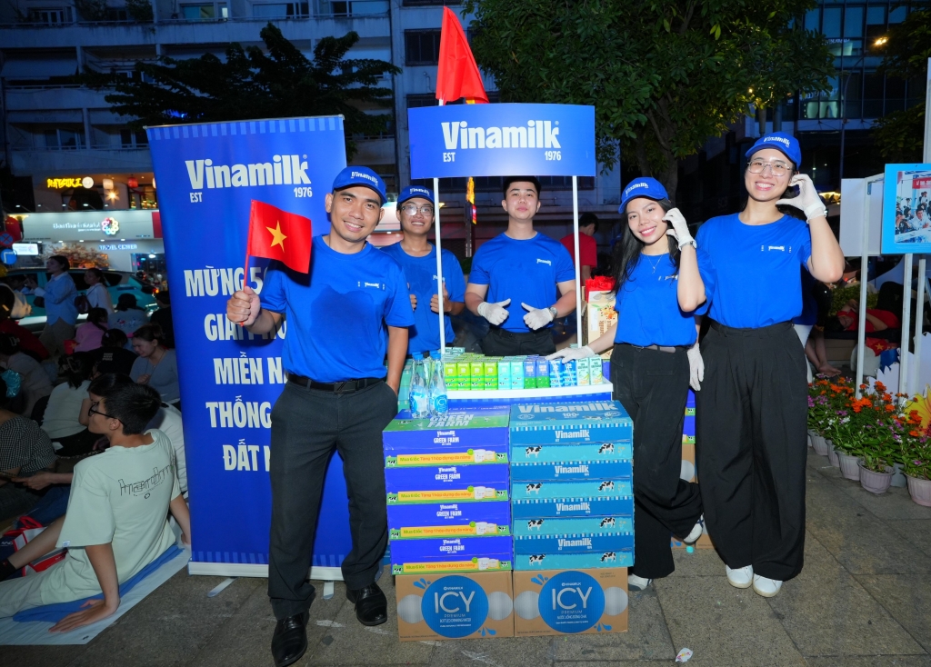 Từ sáng sớm 30/4, đội ngũ Vinamilk đã sẵn sàng tiếp ứng các sản phẩm sữa và nước đóng chai cho lực lượng trước giờ diễu hành