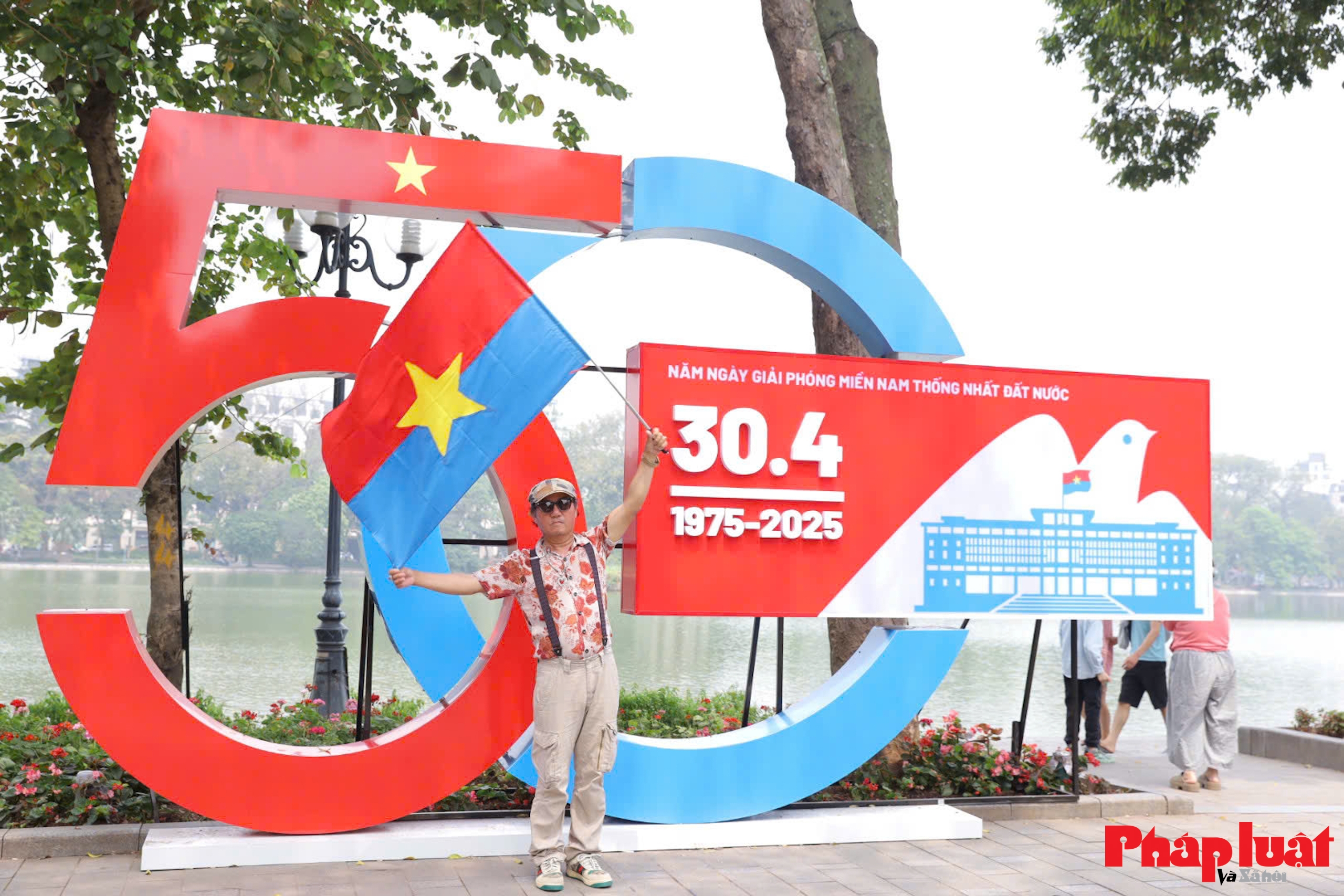 Hà Nội những ngày rợp bóng cờ Tổ quốc
