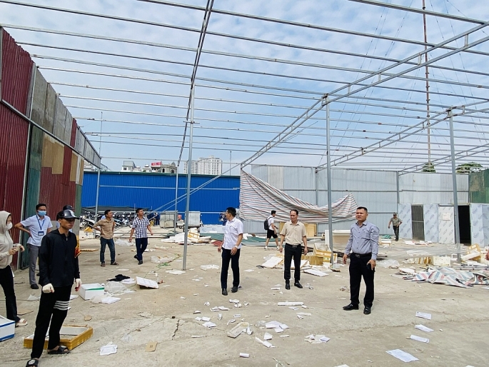 Lãnh đạo xã Tân Triều trục tiếp chỉ đạo buổi cưỡng chế.