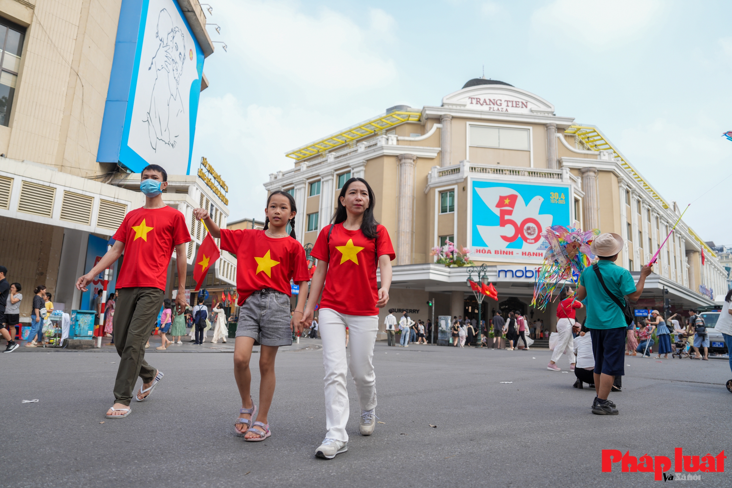 Hà Nội những ngày rợp bóng cờ Tổ quốc