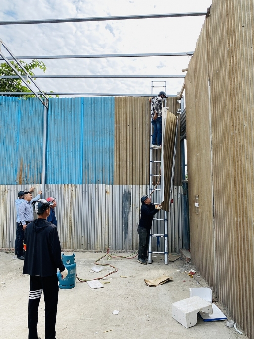 lực lượng chức năng dùng dụng cụ cắt bằng khí ga, cắt tôn che tại công trình vi phạm.