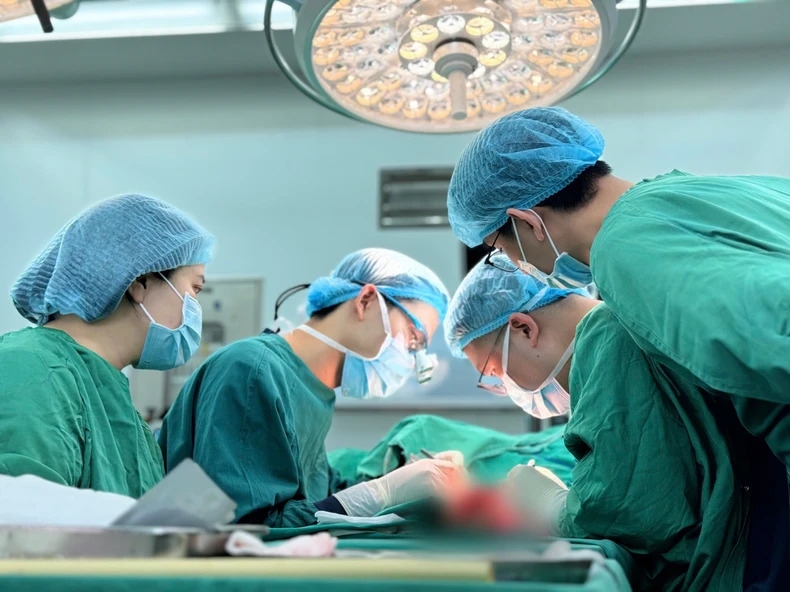 Ca mổ kéo dài nhiều giờ, đòi hỏi sự tập trung và kĩ năng cao độ. Ảnh: BVCC