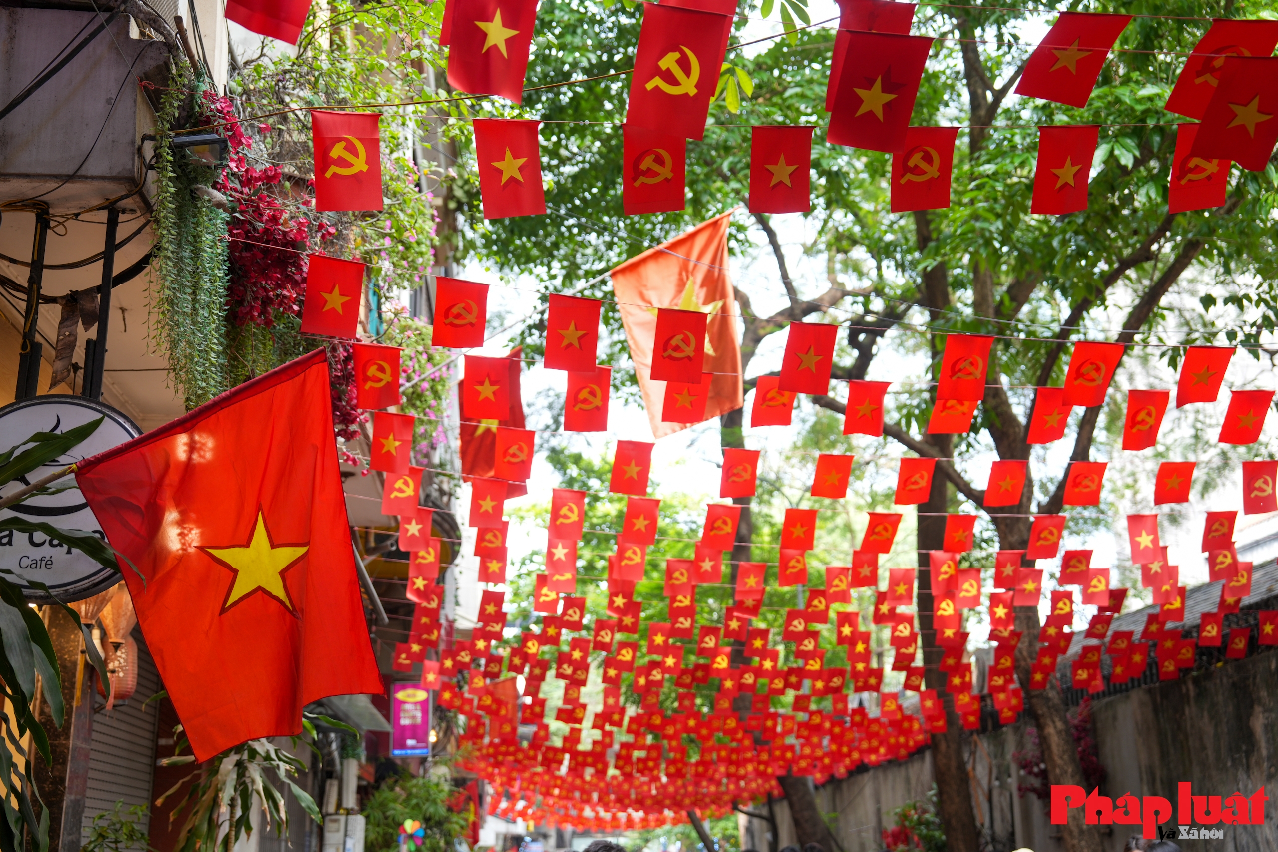 Hà Nội những ngày rợp bóng cờ Tổ quốc