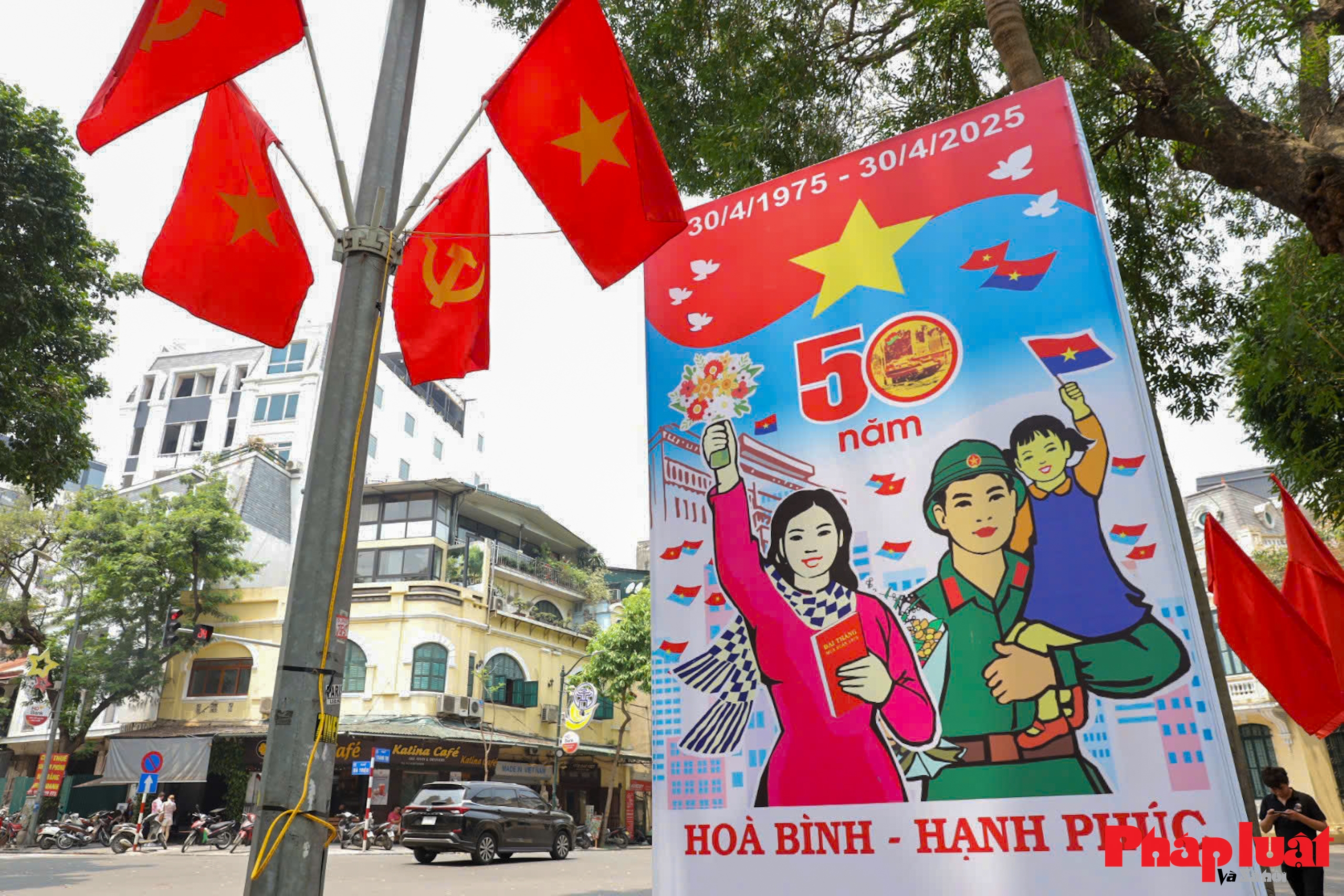 Hà Nội những ngày rợp bóng cờ Tổ quốc