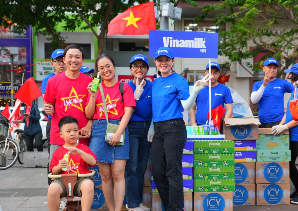 Không chỉ tiếp ứng cho lực lượng diễu binh, Vinamilk cũng trao tặng sản phẩm, hòa chung niềm hân hoan của người dân mừng đại lễ