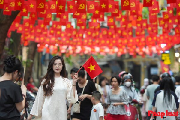 Hà Nội những ngày rợp bóng cờ Tổ quốc