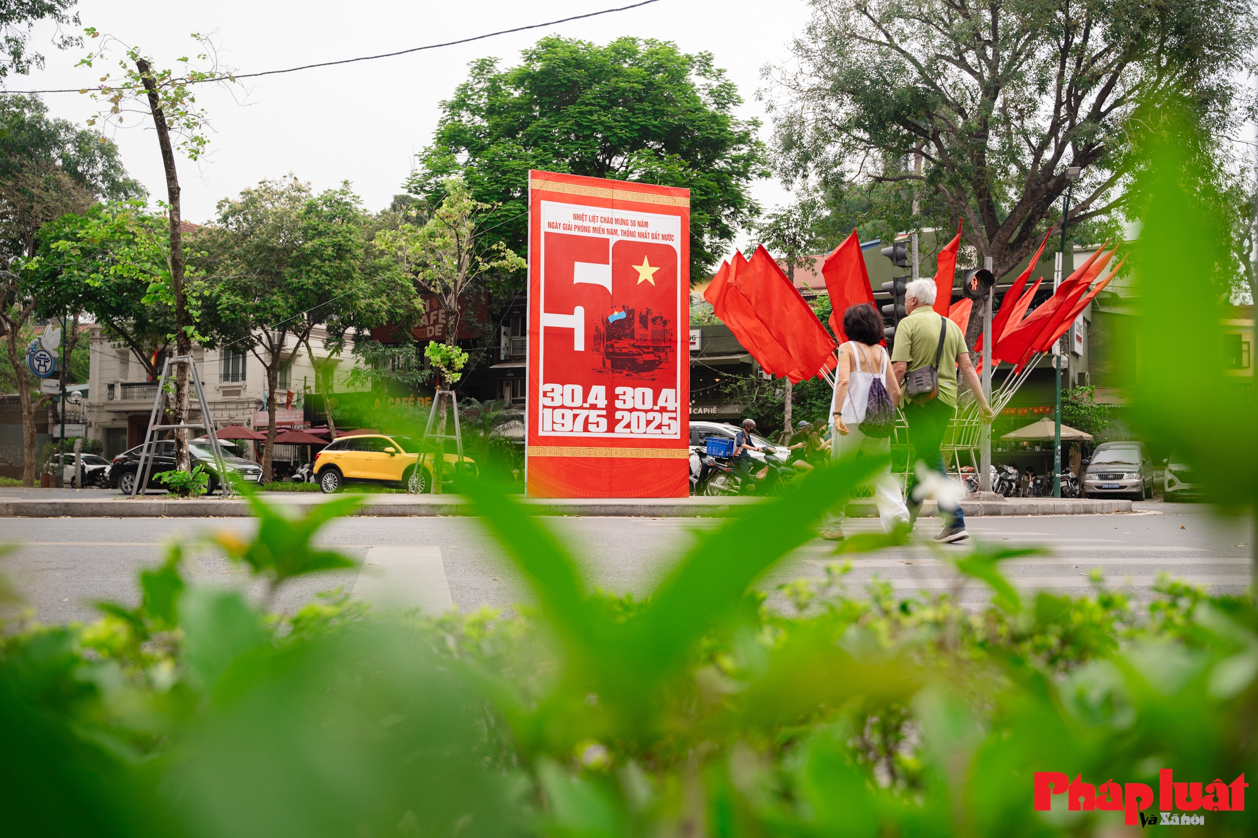 Hà Nội những ngày rợp bóng cờ Tổ quốc