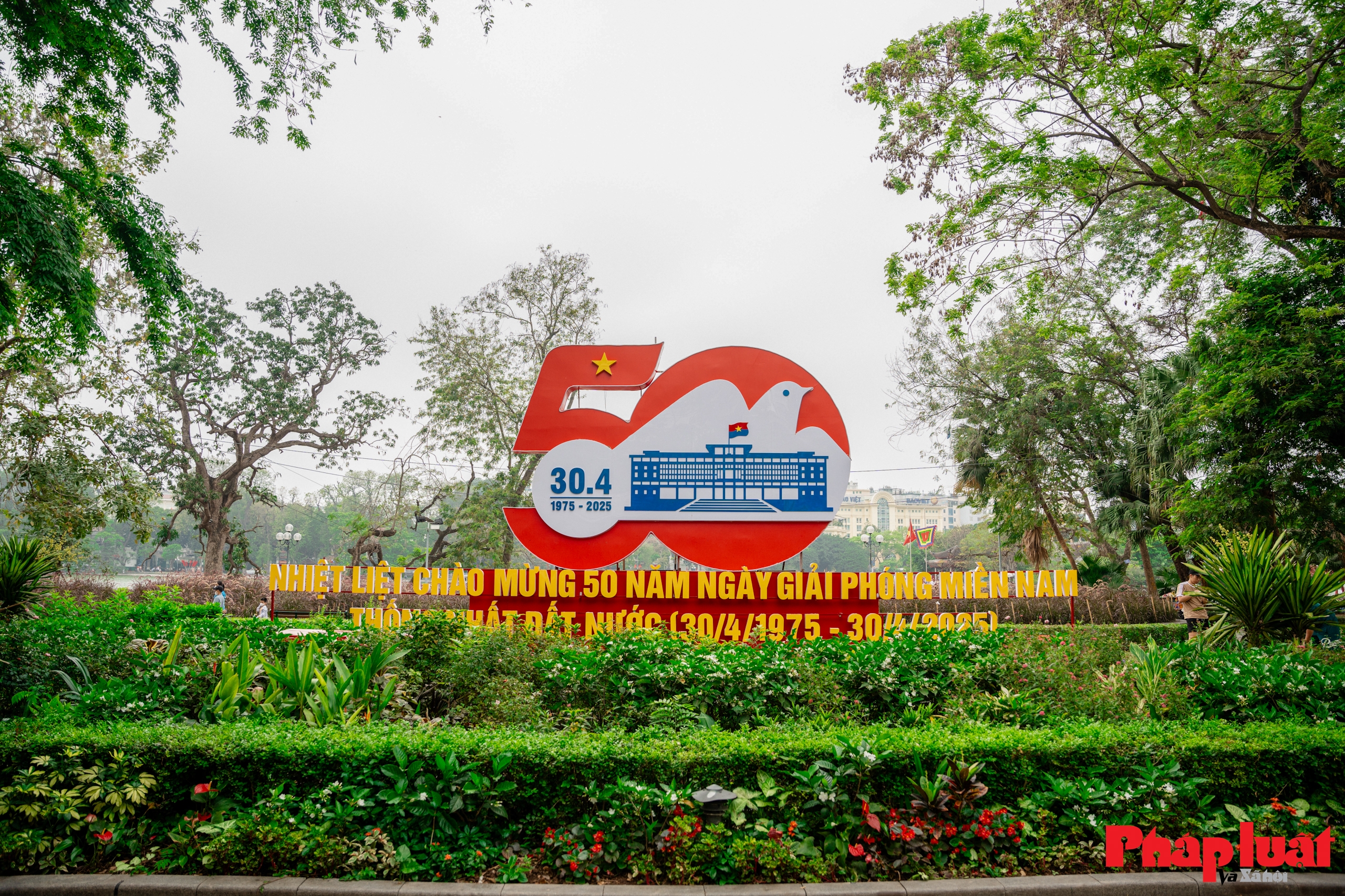 Hà Nội những ngày rợp bóng cờ Tổ quốc