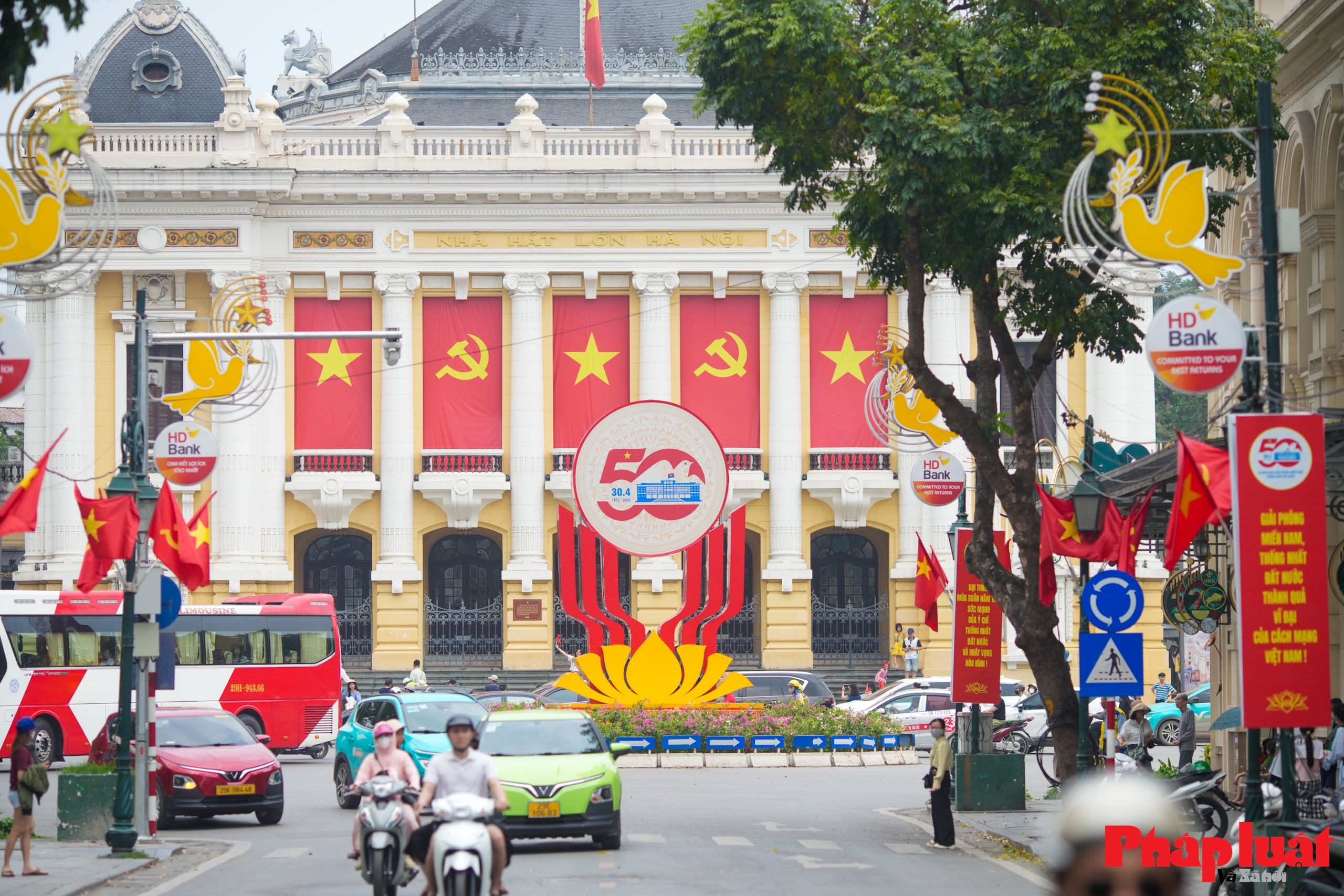 Hà Nội những ngày rợp bóng cờ Tổ quốc