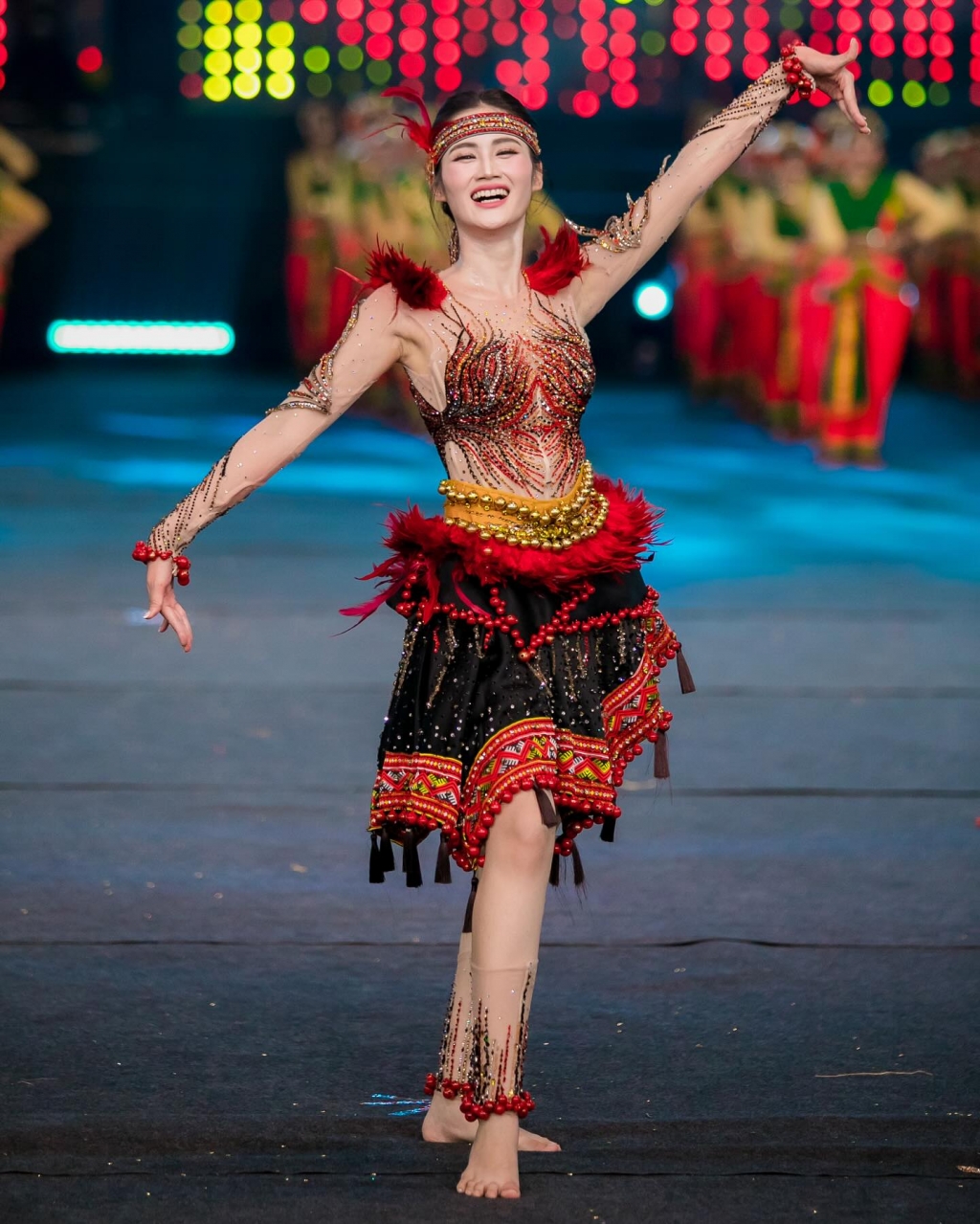 Mang tri thức đến vùng xa, Hoa hậu Ý Nhi có chạm tới vương miện Miss World?
